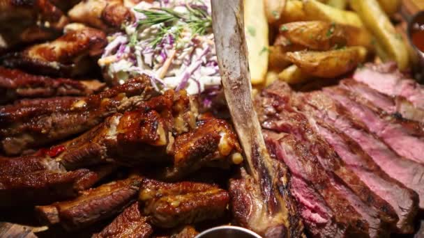 Stor Middag Med Grillat Kött Serverat Bord Restaurang Nötkött Och — Stockvideo