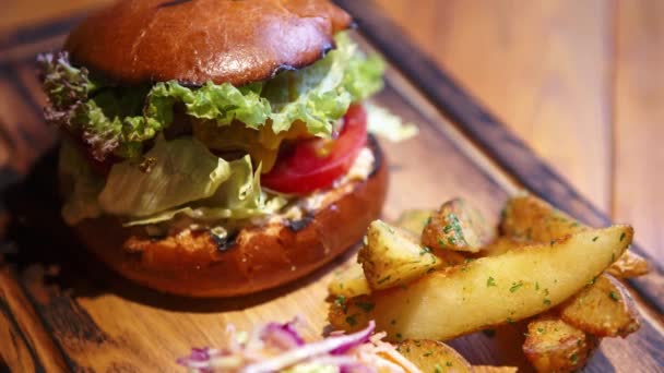 快餐店里的大胖汉堡配牛肉肉和新鲜蔬菜当晚餐 — 图库视频影像