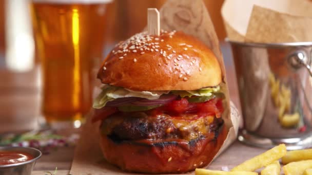 Big Fat Burger Mięsem Wołowym Świeżych Warzyw Serwowane Kolację Restauracji — Wideo stockowe