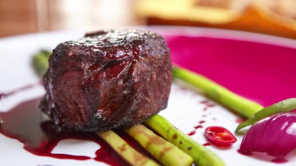 餐馆里的美味牛肉肉 配以甜红莓酱和芦笋 — 图库视频影像