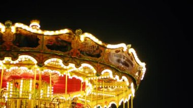 KYIV - 13 ARALIK, 2021: Aydınlanmış atlıkarınca gece yarısı lunaparkta çekilen