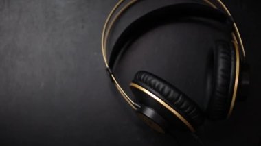 Yukardan direk masaya döşenmiş kabloyla çekilmiş profesyonel hi fi kulaklıklar. Güçlü bas sesiyle büyük siyah DJ kulaklığı.