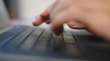 Serbest çalışan kodlama, dizüstü bilgisayardaki klavyede yazı yazma. Taşınabilir bilgisayarda çalışan kişinin video klibi yakın planda çekildi. Yakın çekim videosunda dizüstü bilgisayarda çalışan adam