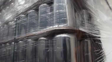 Bira fabrikasındaki depoda yeni alüminyum bira kutuları yığıldı. Kullanılmayan alüminyum soğuk içecekler stoklayabilir