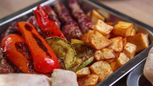 Grilled Food Stock Video Traditional Balkan Meal Cooked Grill Vegetables — Stock Video