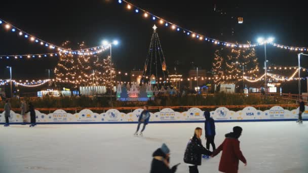 Kyiv December 2021 Karácsonyi Megvilágítású Jégpályán Korcsolyázó Emberek Háttérben — Stock videók