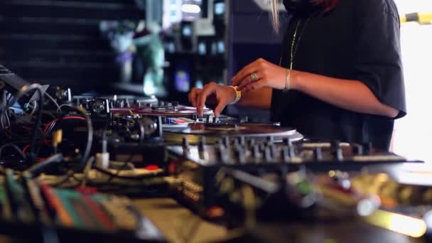 Girl Che Suona Musica Con Giradischi Dischi Vinile Sul Palco — Video Stock