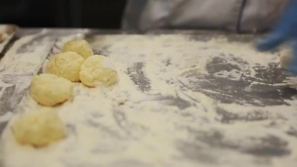 Gotować Ciasta Serowe Miękkim Serem Wiejskim Mąką Pszenną Pieczenia Kuchni — Wideo stockowe