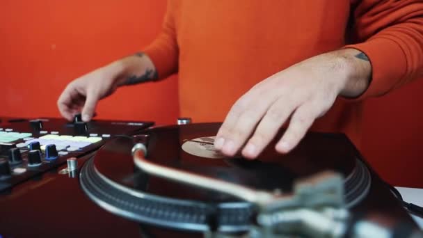 Hip Hop Poškrábe Vinylovou Desku Retro Gramofon Přehrávač Mixér Rapu — Stock video