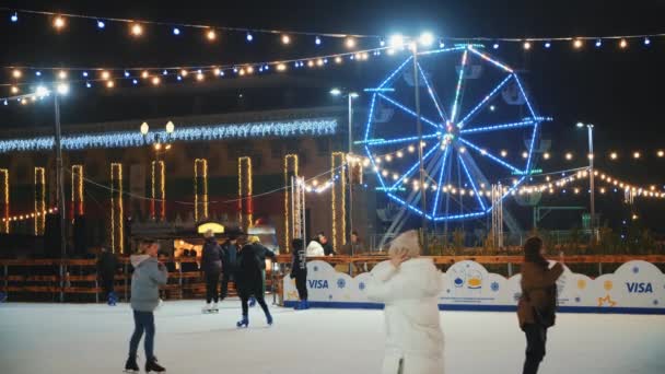 Kyiv Декабря 2021 Люди Катаются Катке Украшены Огнями Празднования Зимних — стоковое видео