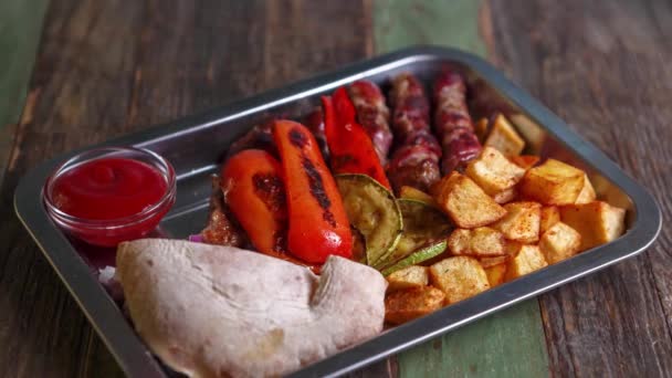 Vídeo Comida Bbq Comida Serbia Cocinada Parrilla Restaurante Cevapcici Verduras — Vídeo de stock