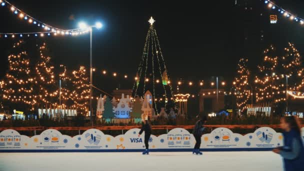 Kyiv December 2021 Kerstboom Verlichting Ijsbaan Versierd Voor Wintervakantie — Stockvideo