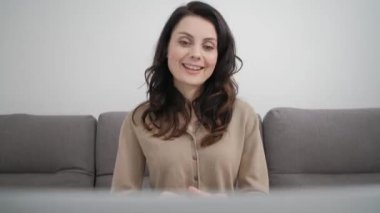 Tecritteyken çevrimiçi öğretim. Öğretmen uzak mesafe eğitim sınıfının lideri. Kadın model web kamerasında görüntülü arama yapıyor. 30 'lu yaşlardaki güzel beyaz esmer webcam' de konuşuyor.