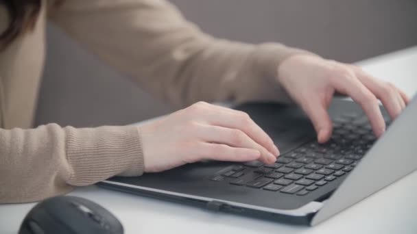 Film Akcji Freelancer Kobieta Wpisując Tekst Klawiaturze Laptopa Kobieta Wolna — Wideo stockowe