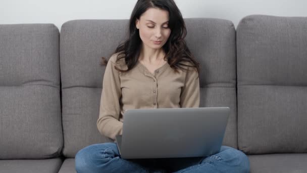 Vídeo Archivo Mujer Freelancer Que Trabaja Desde Casa Con Ordenador — Vídeos de Stock