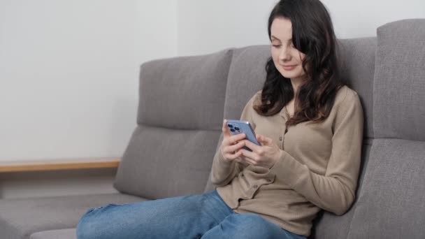 Young Woman Browsing Social Media Mobile Phone Posing Friendly Toothy — Stockvideo