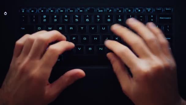 Klavyede Yazan Serbest Yazar Dizüstü Bilgisayarda Çalışan Bir Adamın Hızlandırılmış — Stok video