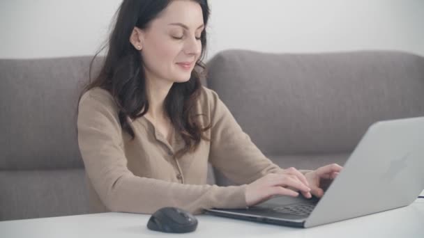 Ευτυχισμένη Νεαρή Γυναίκα Πληκτρολογώντας Κείμενο Στο Πληκτρολόγιο Laptop Χαρούμενο Χαμόγελο — Αρχείο Βίντεο