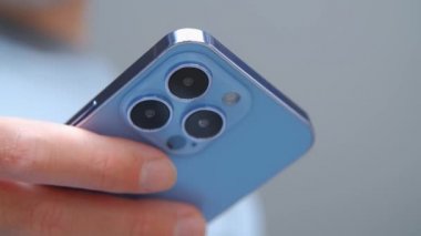 Sosyal medya uygulamasında soldaki kişi cep telefonunda. İnternet üzerinden buluşmak ve iletişim kurmak için modern akıllı telefonu kullanan bir adam. 4K video 'da internetteki modayı izleyen adam.