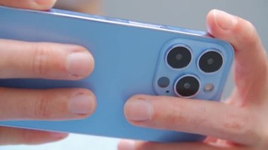 Mobil oyuncu modern akıllı telefonda oyun uygulaması oynuyor. Adam Gagdet 'de oyun uygulaması oynuyor. Gerçek hayatta 4K video kullanımında çekilen yeni oyun teknolojisinin stok videosu
