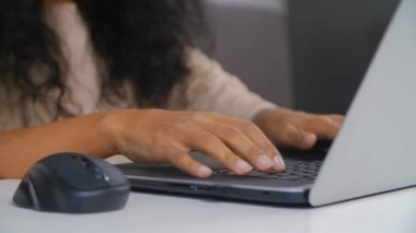 Bilgisayarda yazan siyahi iş kadını. Serbest çalışan kadın dizüstü bilgisayarda çalışıyor. Profesyonel serbest mızrak yazarı deftere metin yazar. 4K stok videosundaki kilit altında çalışan kişi