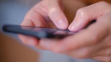 Modern cep telefonunda sosyal medya kurye uygulaması yazan bir adam. İnternet iletişimi ve ağ kurma konsepti. Çevrimiçi iletişim ve ağ kurmak için modern akıllı telefonu kullanan kişi