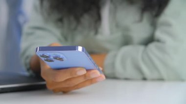 Siyah kadın cep telefonu kullanıyor. Afrikalı kadın akıllı telefon cihazıyla internette geziniyor. Freelancer ağ kuruyor ve modern cep telefonu cihazlarıyla çevrimiçi iletişim kuruyor. Mobil teknoloji stok videosu 4K