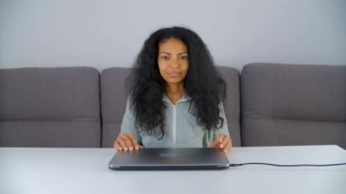 Serbest çalışan iş kadını dizüstü bilgisayarı açıp evdeki tecritte çalışıyor. Mutlu genç bayan, internette çalışmak için not defterini açıyor. Serbest çalışma kavramının 4k stok videosu