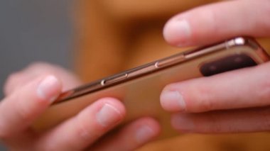 Cep telefonundan video izliyorum. Modern akıllı telefonu internetten video izlemek için kullanan bir adam. Kişi, 4K hisse senedi görüntülerinde cep telefonundan video izliyor