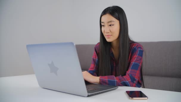 Estudante Asiático Aprendizagem Distante Menina Vietnamita Bonita Ouvindo Professor Line — Vídeo de Stock