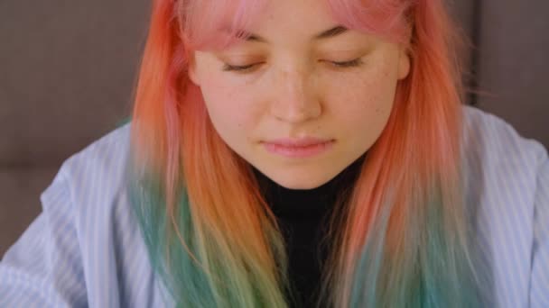 Mädchen Mit Gefärbten Haaren Bei Der Arbeit Laptop Freiberufliche Junge — Stockvideo