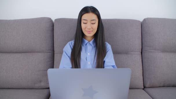 Linda Jovem Mulher Asiática Trabalhando Computador Portátil Casa Lockdown Sorrindo — Vídeo de Stock