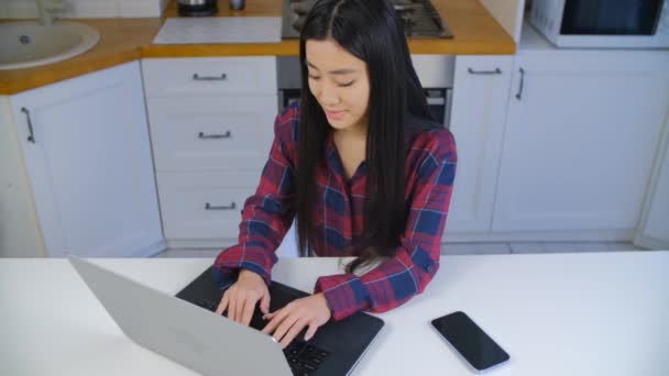 Azjatka Używająca Laptopa Domu Koncepcja Odległego Uczenia Się Sfilmowana Stock — Wideo stockowe