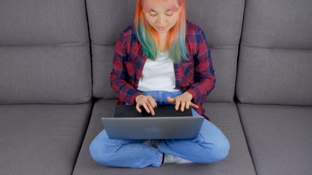 Chica Freelancer Con Pelo Teñido Trabajando Desde Casa Bloqueo Mujer — Vídeo de stock