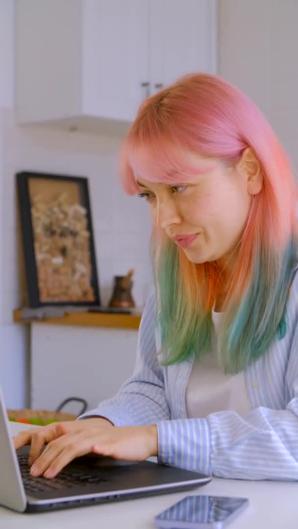 Μπερδεμένο Κορίτσι Βαμμένο Κείμενο Δακτυλογράφησης Μαλλιών Στο Λάπτοπ Συναισθηματική Νεαρή — Αρχείο Βίντεο