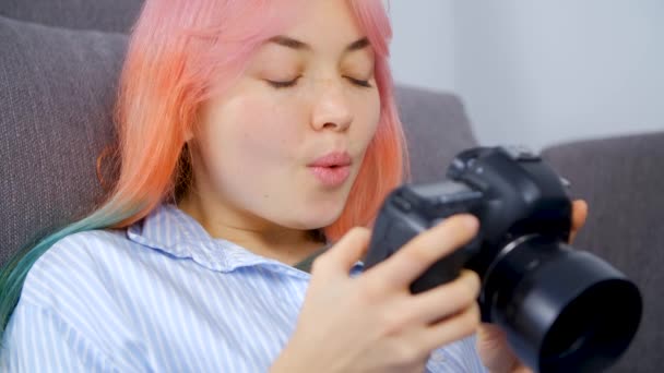 カラーヘアで興奮した写真家の女性は Dslrカメラで新しい写真を閲覧します フォトカメラで髪を見る絵を染めと創造的なプロの女の子 4Kでのフリーランスストックビデオ — ストック動画