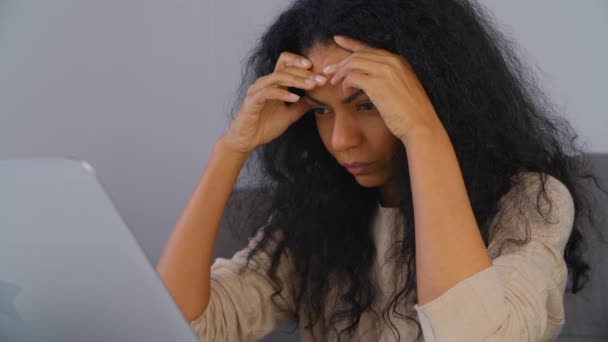 Mujer Negra Deprimida Mujer Adulta Joven Estresada Mirando Pantalla Del — Vídeo de stock