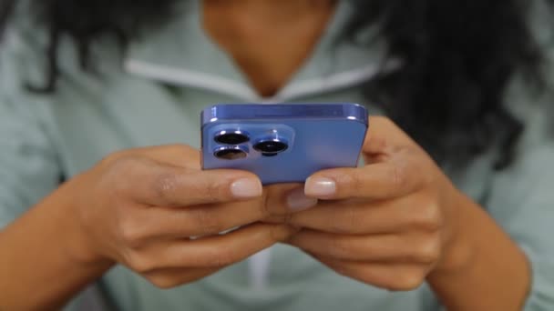 Wanita Hitam Mengetik Pesan Smartphone Perempuan Menggunakan Aplikasi Pesan Seluler — Stok Video