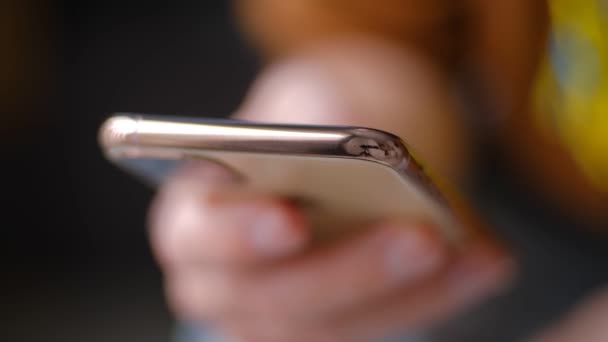 Используя Золотой Мобильный Телефон Человек Просматривает Приложение Социальных Сетей Современном — стоковое видео