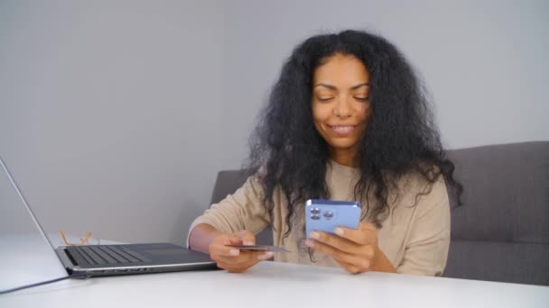 Щаслива Чорна Жінка Купує Онлайн Посмішка Жіночих Магазинів Допомогою Кредитної — стокове відео