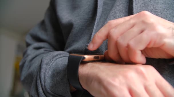 Usando Relógios Inteligentes Para Comunicação Homem Passando Notificações Smartwatches Touchscreen — Vídeo de Stock