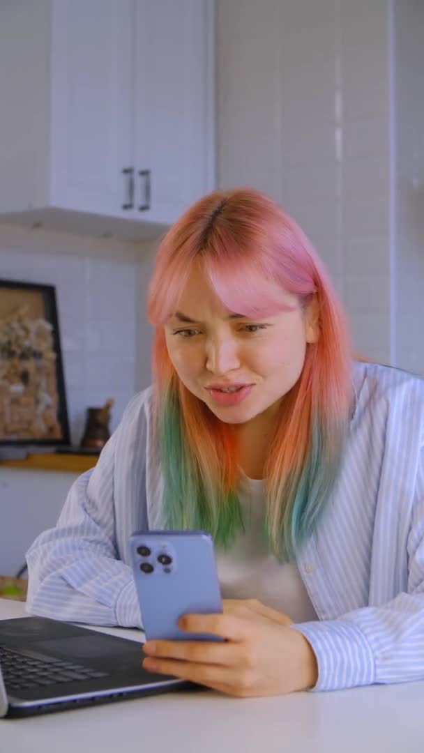 Емоційний Відеодзвінок Мила Молода Дівчина Пофарбованим Барвистим Волоссям Викликає Свого — стокове відео