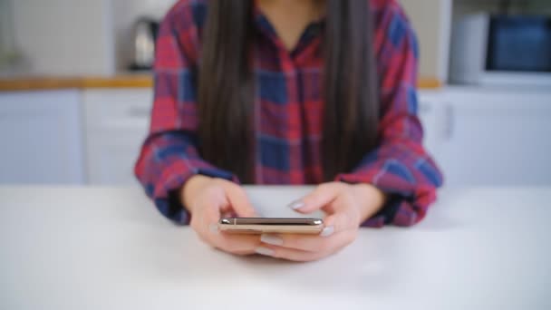 用金色智能手机打字的年轻女人 女孩在关机时使用手机进行在线交流 女性在互联网上与现代手机社交媒体应用联网 — 图库视频影像