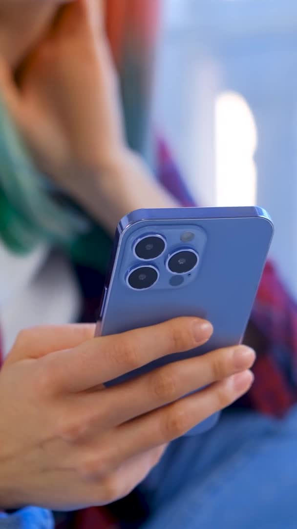 Menina Usando Telefone Celular Feed Notícias Navegação Feminina Aplicativo Mídia — Vídeo de Stock