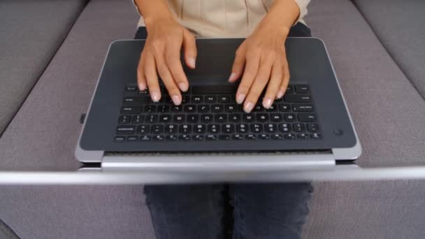 Profesional Freelancer Mujer Escribiendo Teclado Portátil Persona Que Hace Trabajo — Vídeo de stock