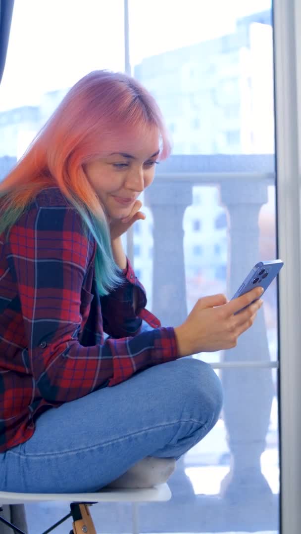 Young Girl Dyed Hair Using Mobile Phone Vertical Stock Video — Stock Video