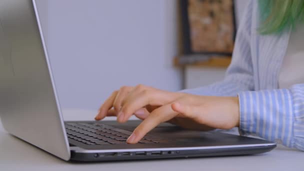 ロックダウン中に自宅のノートパソコンで作業しているフリーランスのストックビデオ ノートブックキーボードにテキストを入力する若い女性 — ストック動画