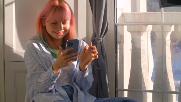 Šťastná Mladá Dívka Barvenými Vlasy Procházení Sociálních Médií Mobilním Telefonu — Stock video