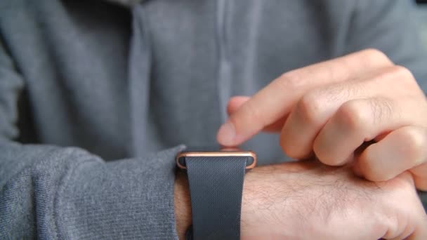 Hombre Leyendo Mensajes Relojes Inteligentes Stock Vídeo Persona Que Utiliza — Vídeos de Stock