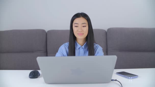年轻的亚洲女人在闭锁期间从家里自由职业工作 专业的自由职业者女孩在网上做远程工作 用4K库存视频在笔记本电脑上打字的可爱的越南女性 — 图库视频影像